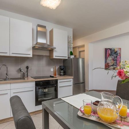 Apartman Tara&Iva เวอร์ซาร์ ภายนอก รูปภาพ